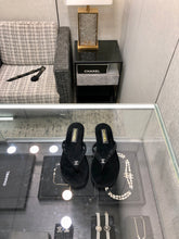 THONG SLIDE IN BLACK SUEDE WITH CRYSTALS